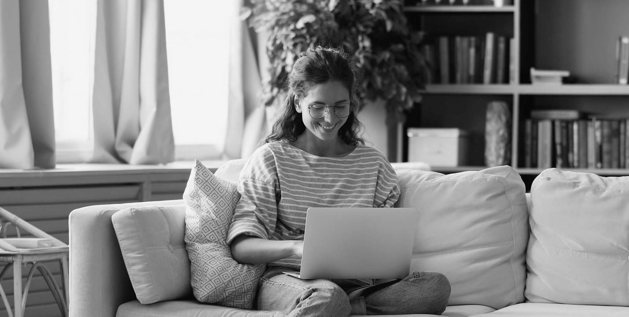 Teilnehmende bei der gemeinsamen Arbeit an spirituellen Themen in einer modernen Lernumgebung