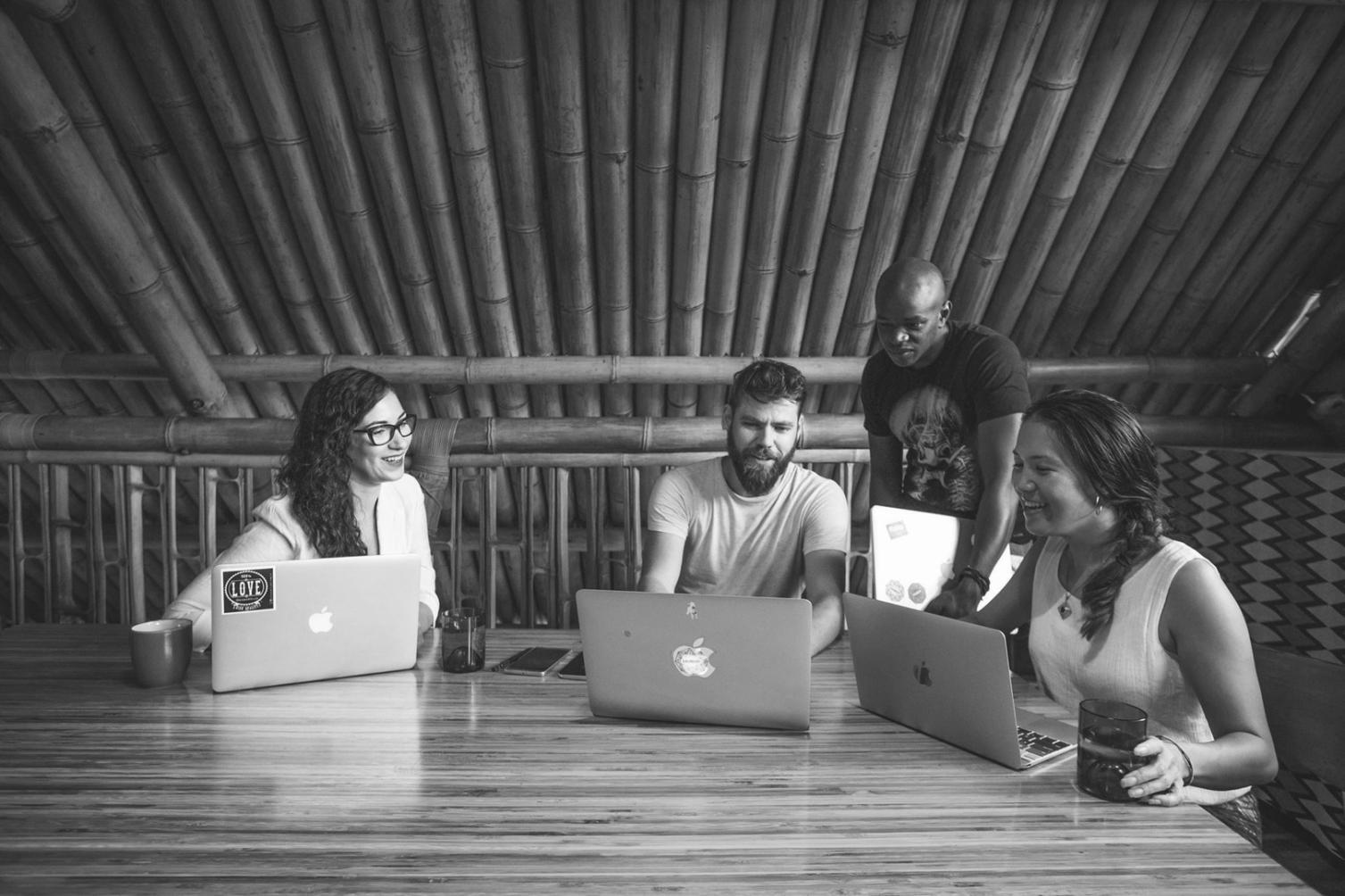 Teilnehmer bei praktischen Übungen im spirituellen Seminar